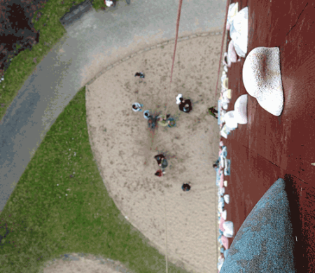 Desy-Turm von oben, unten sind mehrere Personen erkennbar