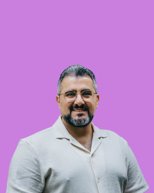 Mirhadi Mirdavadoust vor violettem Hintergrund