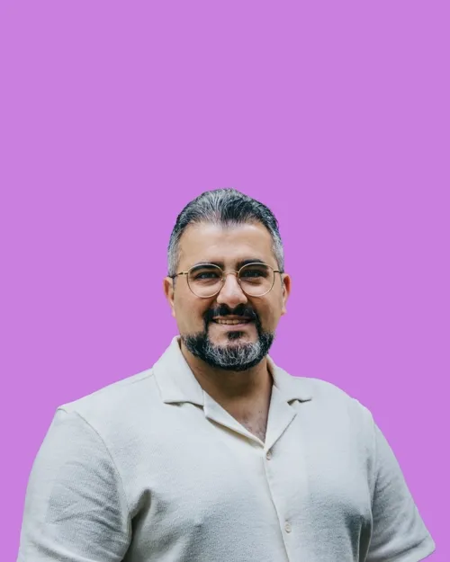 Mirhadi Mirdavadoust vor violettem Hintergrund