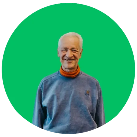 Gerd Bläß vor grünem Hintergrund