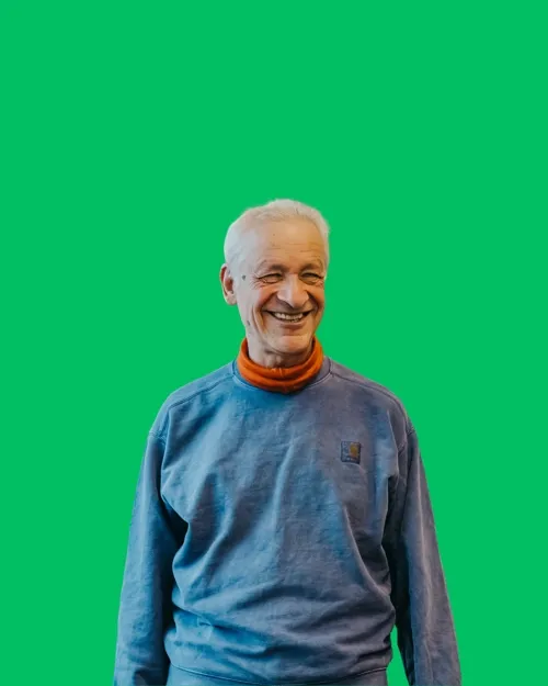 Gerd Bläß vor grünem Hintergrund