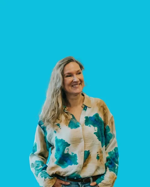 Yvonne Pöler vor blauem Hintergrund