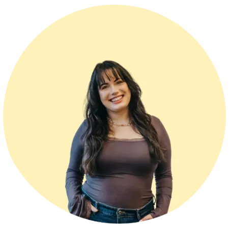 Julia Fessler vor gelbem Hintergrund