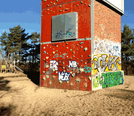 Unterer Bereich des Desy-Turms (Ausschnitt) vor Bäumen und einem Spielplatz