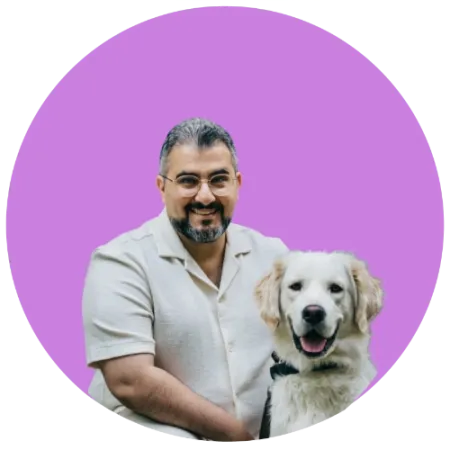 Mirhadi Mirdavadoust vor violettem Hintergrund