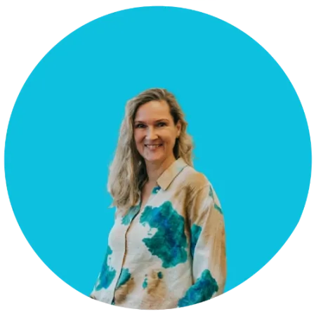 Yvonne Pöler vor blauem Hintergrund