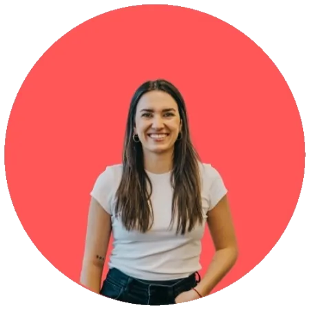 Deborah Gaiser vor rotem Hintergrund