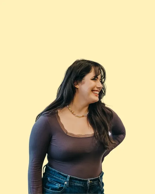 Julia Fessler vor gelbem Hintergrund