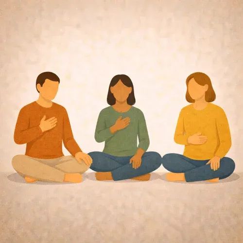 3 Erwachsene beiderlei Geschlechts im Schneidersitz