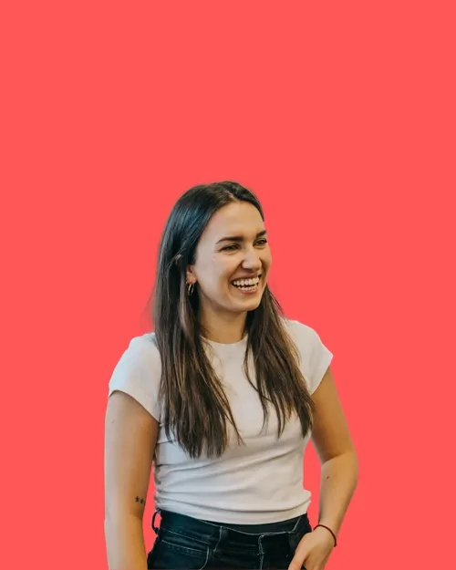 Deborah Gaiser vor rotem Hintergrund